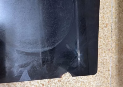 Desconchón en el borde del cristal de una vitrocerámica, junto a la zona de cocción