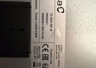 Etiqueta de características de una placa Cata con el modelo y el número de serie, necesarios para pedir el recambio
