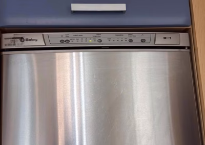 Frigorífico combi Balay de acero inoxidable empotrado bajo un armario de cocina, con el panel de mandos de congelador y frigorífico
