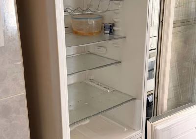 Interior de un frigorífico combi abierto durante el diagnóstico de la avería
