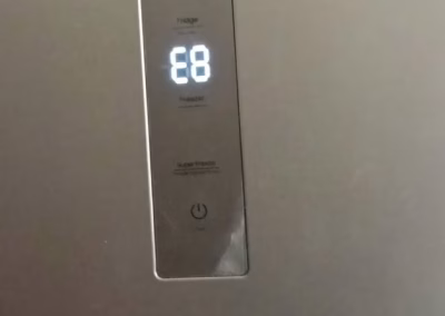 Display de un frigorífico Hisense No Frost mostrando el código de error E8 en un domicilio de Grijota