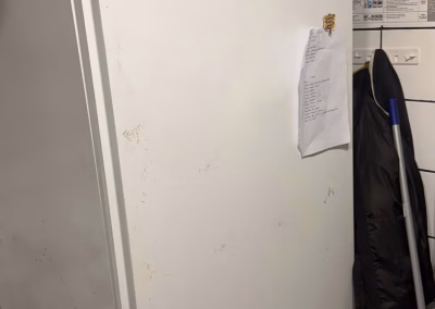 Frigorífico industrial de una puerta en la cocina de un negocio, con el termómetro digital de la parte superior marcando la temperatura