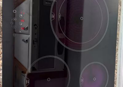 Placa de inducción Cata desmontada de la encimera, con las tres zonas de cocción a la vista