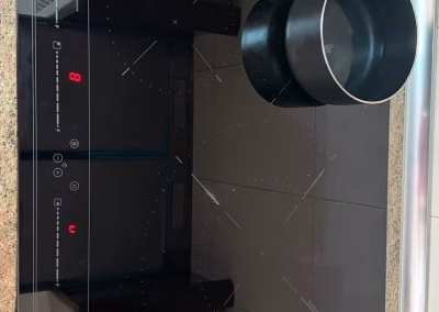 Placa de inducción Teka con el display encendido y una sartén sobre la zona de cocción durante la prueba