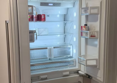 Frigorífico Siemens integrado con las dos puertas abiertas tras la reparación en una cocina de Palencia