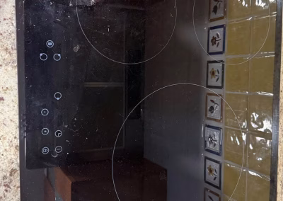 Vitrocerámica Becken con el cristal astillado, apoyada en la encimera de una cocina de Palencia