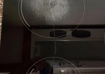 Grieta que atraviesa dos zonas de cocción en el cristal de una vitrocerámica