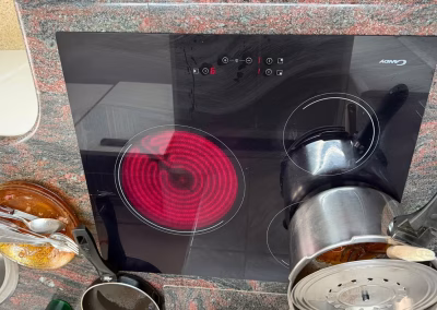 Vitrocerámica Candy encendida con una sola zona caliente durante la comprobación en el domicilio