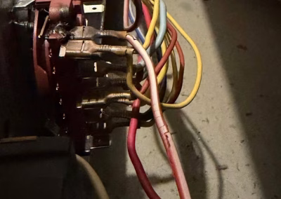 Conmutador selector de funciones desmontado para reparar un horno que no calentaba
