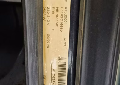 Etiqueta de un horno Teka HE-490 ME: el modelo que necesitamos para pedir el recambio
