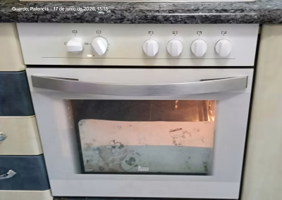Horno empotrado blanco en una cocina de Guardo, reparado a domicilio sin desmontar el mueble