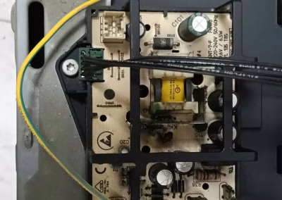 Módulos electrónicos en la trasera de un horno que no encendía, antes de repararlo