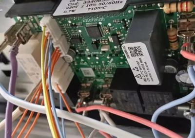 Placa electrónica de un horno con sus conectores, lista para sustituir en la reparación