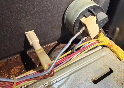 Termostato con bulbo capilar retirado de un horno durante una reparación en Palencia