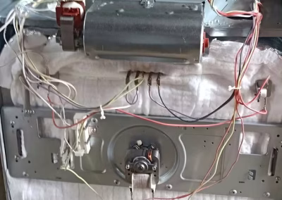 Motor del ventilador de turbo al descubierto al reparar un horno que calentaba mal
